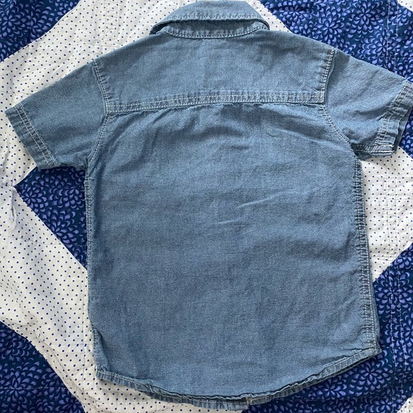 Carter’s: Chambray short-sleeved top size 3T - Picture 2 of 4